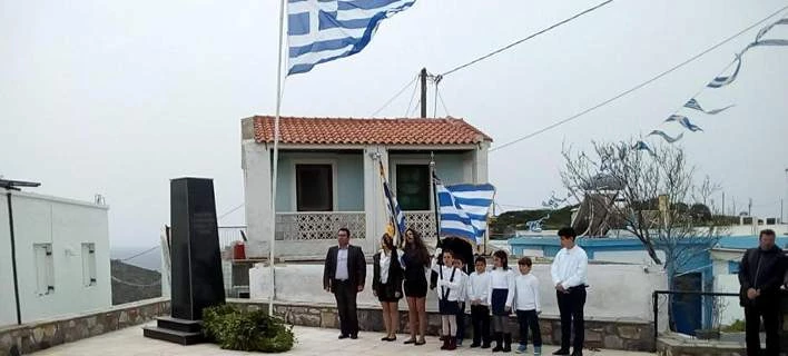 Ρίγη συγκίνησης: Ψηλά οι ελληνικές σημαίες στο ακριτικό Αγαθονήσι [εικόνες & βίντεο]